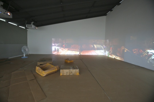 趙亮《沉睡者》 彩色雙頻高清影像，24 分鐘 2006（局部）
