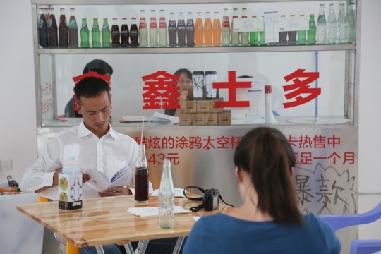 展覽現(xiàn)場，源計劃建筑工作室的《美術(shù)館，街市》。自營的周末士多在展覽期間逢周六日全天開放，售賣汽水及紀(jì)念品。
