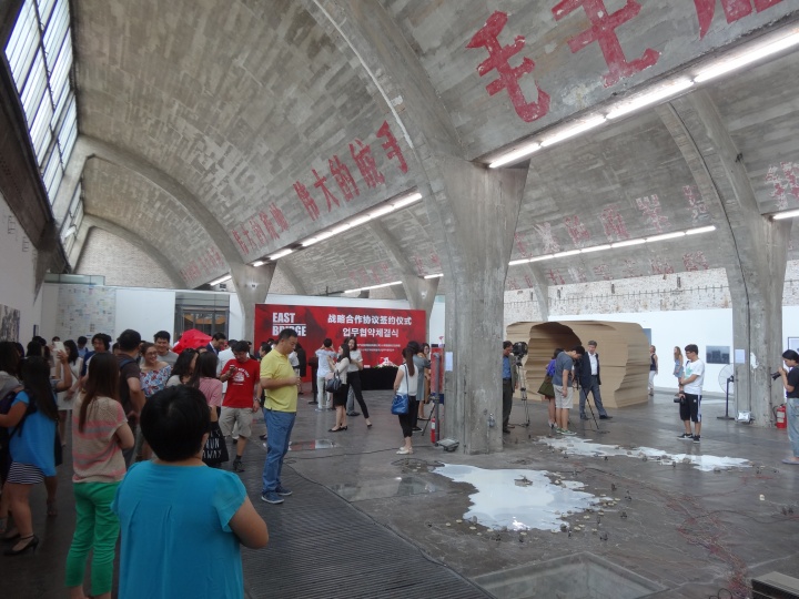 在韓國政府機(jī)構(gòu)與北京798文化創(chuàng)意產(chǎn)業(yè)投資股份有限公司的支持下，由韓國人經(jīng)營的富思畫廊在798藝術(shù)工廠承辦的中韓藝術(shù)交流展“前衛(wèi)藝術(shù)閱讀上的缺席”。
