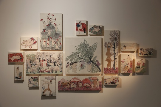 李蕭禾的作品《上春畫印》，桃花源內(nèi)的生活之景不再神秘，日常生活之物拉近了與現(xiàn)實(shí)的距離。
