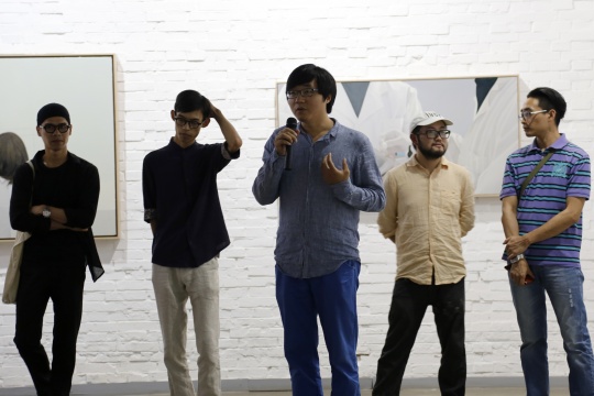 誰(shuí)在-第二回展開幕，藝術(shù)家周棟代表參展藝術(shù)家發(fā)表感言。
