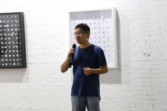  誰(shuí)在-第二回展開幕，展覽學(xué)術(shù)主持、清華美院繪畫系副主任周愛民評(píng)講作品。
