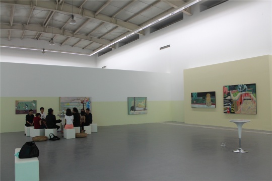 徐悰的老師與“學生們”在交流；從右至左為2013至2014年的作品

