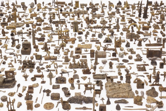 歐陽春《渣滓》，火山灰，青銅，尺寸可變，2013 