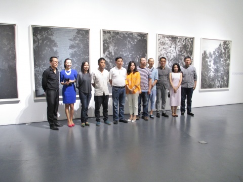 參展藝術(shù)家與策展團(tuán)隊(duì)合影