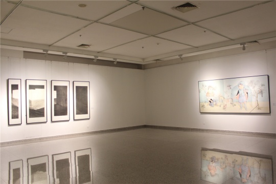左邊：沈勤 2013年作品《黑水墨-村（一）》；右邊：曾建勇2013年作品《規(guī)訓(xùn)者.出場(chǎng)》。
