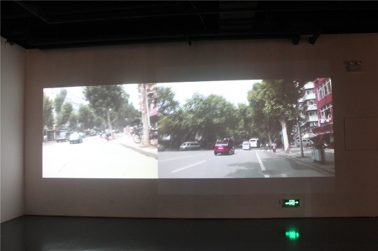 袁曉舫2004-2014年十年創(chuàng)作的雙頻錄像作品，名稱即為《十年》，是十年前與十年后在湖北美院周邊環(huán)境的跟蹤調(diào)查，兩相比較可見(jiàn)城鎮(zhèn)化轉(zhuǎn)型的特點(diǎn)。
