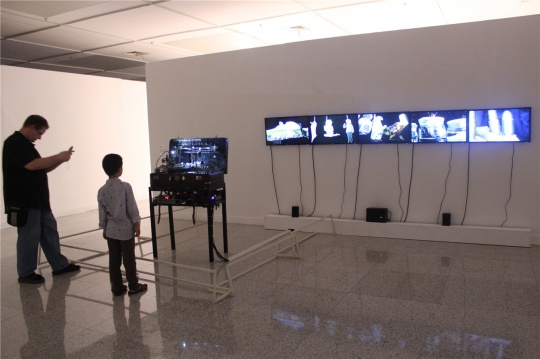 胡為一2012年裝置影像作品《低級(jí)景觀》，國(guó)美的科技咖啊，那臺(tái)機(jī)器看上去太復(fù)雜了，怪不得這一大一小倆老外研究好半天，久久不離去。
