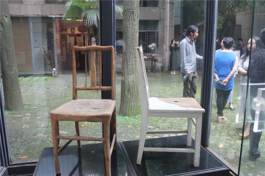 史金淞2011年作品《被消磨的家具》。他的新個(gè)展也于13日在鳳凰藝都上?？臻g開(kāi)幕，展出作品與畫材有關(guān)。