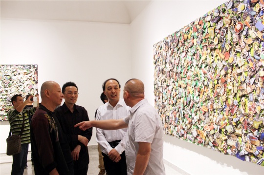 不是體制內(nèi)的美術(shù)館就應(yīng)該陳舊老套、落于窠臼，這次岳敏君沒(méi)有“大笑”，這兩件創(chuàng)作于去年的綜合材料作品異常炫目，將剪自彩色畫報(bào)的碎片層層覆蓋疊加，有化妝品、香車豪宅廣告、閃耀的鉆石與包包、呆立的太空人、充滿誘惑的比基尼女郎等等，有欲望、消費(fèi)、性等和時(shí)下都市客關(guān)聯(lián)的話題，有思考、有意思。
