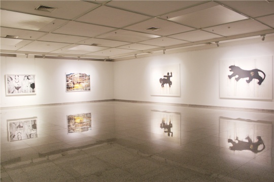 右邊：魏青吉2007年作品《奮斗》及2013年作品《超虎》。 

