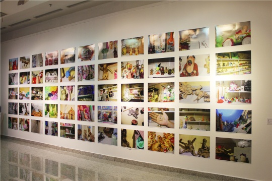 梁碩2014年創(chuàng)作的攝影照片《渣藏》，很“刻奇”、很貼題吧。
