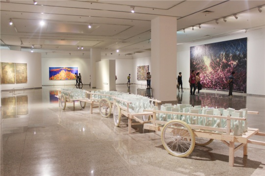 雕塑藝術(shù)家王鐘的兩件參展作品之一《卻月》，館方將一層展廳中央最重要的位置給了他，幾輛推車上的勇士們嚴(yán)陣以待，智慧重于殺氣，作品以陶瓷的形式再現(xiàn)了我國(guó)古代中可謂第一次的以少勝多、以弱勝?gòu)?qiáng)的戰(zhàn)役。
