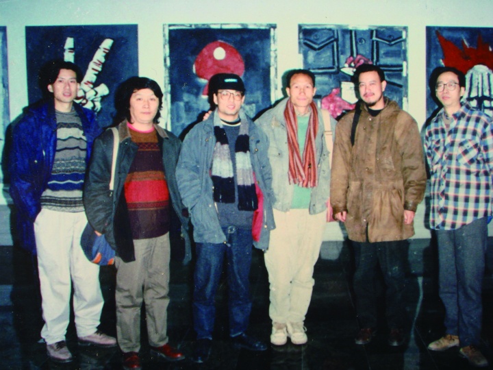 《九十年代的中國(guó)美術(shù)：“中國(guó)經(jīng)驗(yàn)”畫(huà)展》主持人與參展藝術(shù)家在展廳毛旭輝畫(huà)前合影
