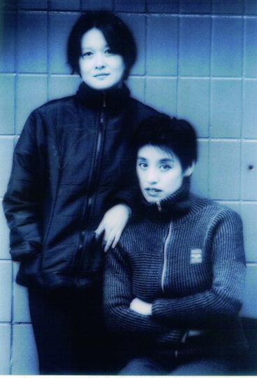98年-唐蕾·翟永明在小酒館門(mén)口
