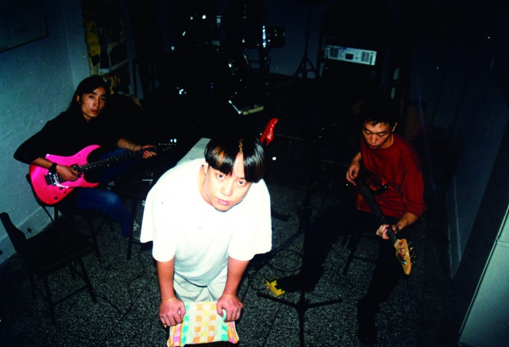 99年-沈曉彤·馬達(dá)（邱黯雄）當(dāng)時(shí)還組建了一支名為『菠菜』的樂(lè)隊(duì)·在小酒館演出
