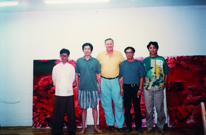 1994年周春芽與張頌仁、張曉剛、何多苓在周春芽工作室
