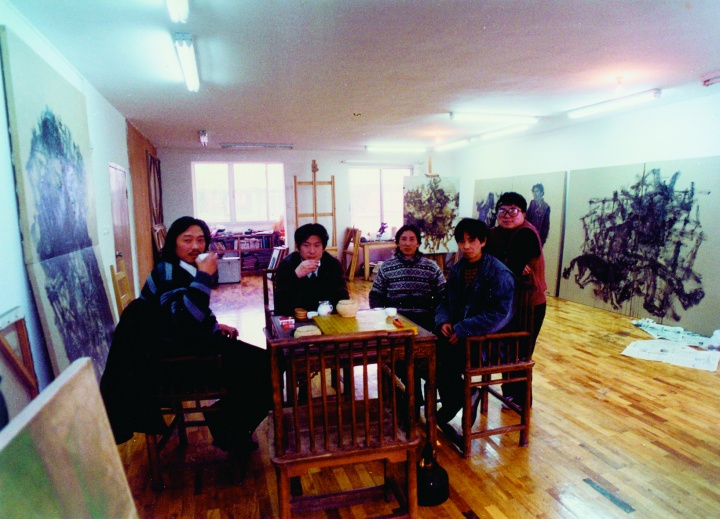 1995年左右，周老師與朋友在玉林沙子堰小區(qū)的工作室
