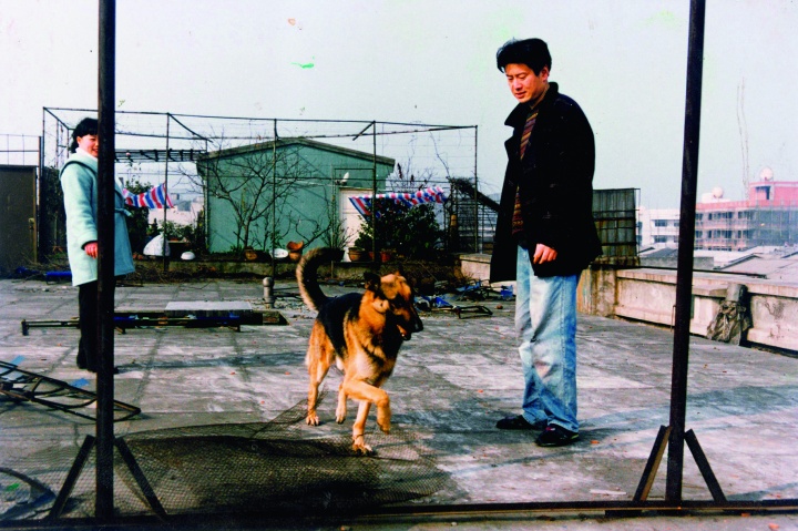 1996年左右，周老師和黑根在沙子堰小區(qū)頂樓
