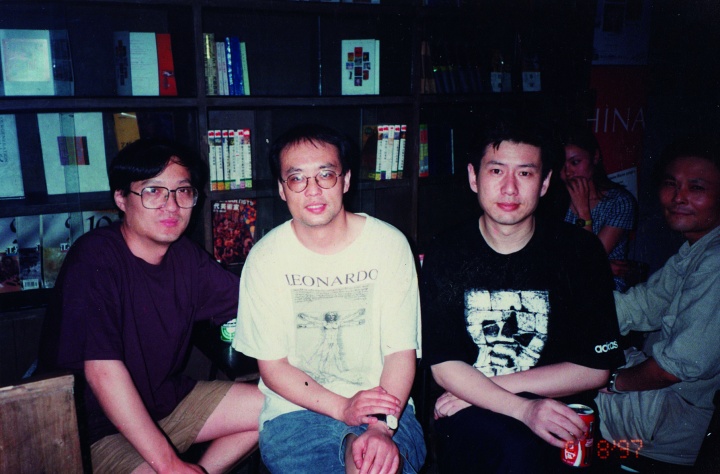 1997年周春芽、張曉剛、楊千、王承云在小酒館
