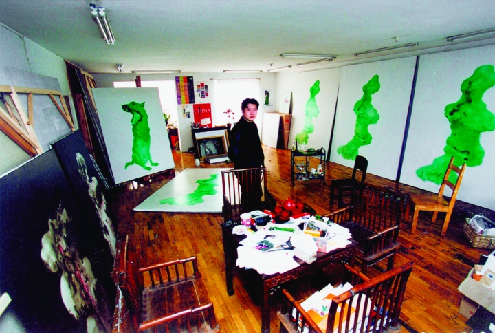 2000年左右，周春芽在玉林沙子堰小區(qū)的工作室
