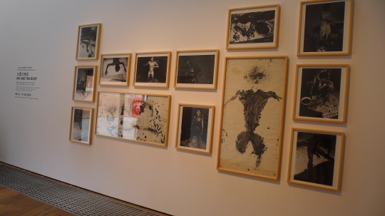 一進(jìn)入展廳，正面墻上呈現(xiàn)的王蓬的《84 行為藝術(shù)》文獻(xiàn)資料
