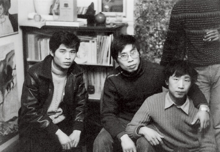 八十年代初抽象繪畫實(shí)驗(yàn)小組成員。趙剛、馬可魯和朱金石在張偉家，1983年

