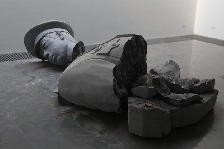 《偉像》 青石 860×180×180cm  2011 
