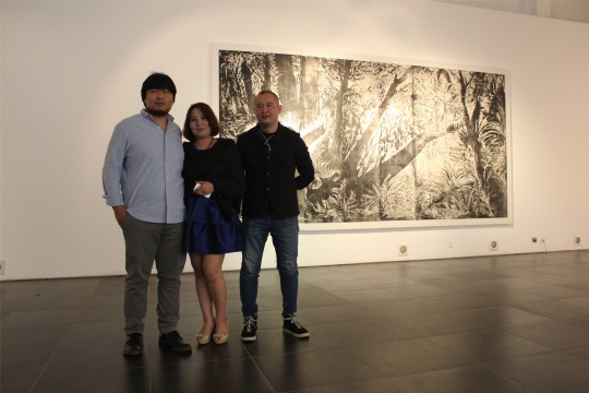 藝術(shù)家張同帥、策展人丁浠文及友人在作品前
