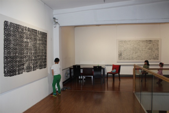 二層展廳展出的大尺幅，區(qū)別于具體物象描摹、凸顯某種敘事性，也不再過分渲染情緒，圖像中的元素有序、理性地編排，相對抽象
