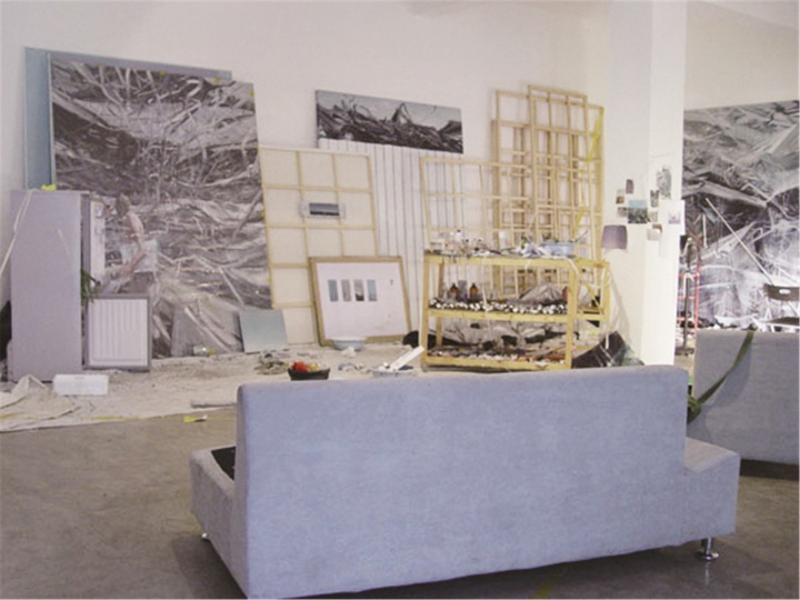 2007年，賈藹力在自己北京的首個個展“瘋景”中，把工作室復(fù)原到站臺中國的展覽現(xiàn)場
