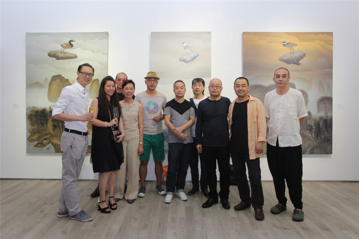 龍門雅集的河上·高惠君展覽現(xiàn)場嘉賓合影（左起：李俊毅、曹蕾、施養(yǎng)德、李亞俐、楊少斌、陳文波、王勁松、河上·高惠君、潘修龍、黑月）
