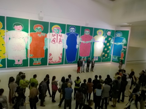 開幕式現(xiàn)場(chǎng)，背后為俸正杰作品《十美圖》
