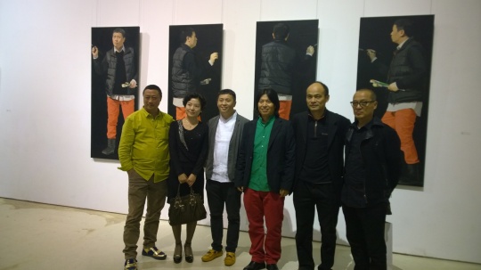 藝術(shù)家俸正杰（右三）、俸正泉（左三）在俸正泉作品《我（前）、（后）、（左）、（右）》前合影
