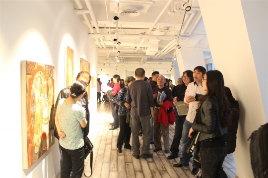 開幕一小時(shí)后的展廳人氣依然高漲
