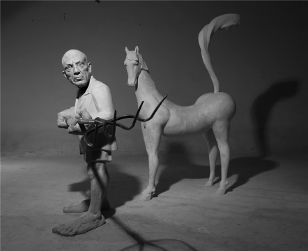 《糞土當(dāng)年萬戶侯》170cm×63cm×141cm,132cm×52cm×195cm 玻璃鋼 2012年
