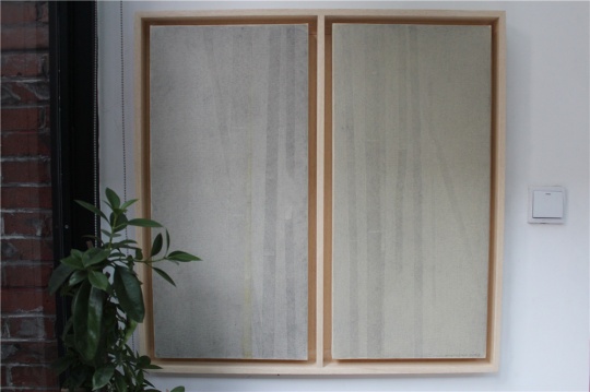 空間入口處，安靜的灰色
