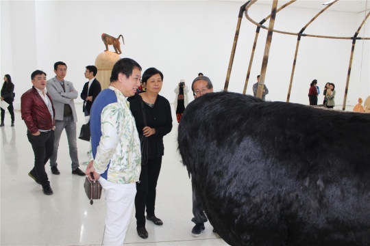 唐人當(dāng)代藝術(shù)中心負(fù)責(zé)人鄭林與黃永砯在作品前交流

