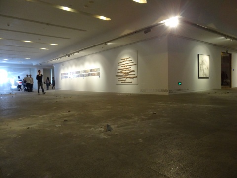 展廳的地面上到處散落的碎塊，是展望的作品《空間闖入者》
