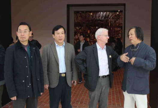 紅磚美術(shù)館館長閆士杰與來賓分享對于作品的理解
