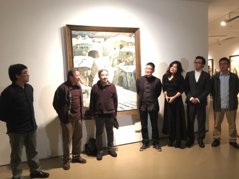 藝術家尚揚（左二）、藝術家岑龍（左三）、策展人黃專（左四）、涵藝術負責人（右三）與今日美術館館長高鵬（右二）在展覽開幕式現(xiàn)場
