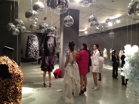  

“2014當時裝遇到珠寶 北京國際時尚藝術與設計展”是本次展覽中最為亮眼的部分
