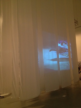 在潔白垂下的帷幔上展示的耿雪作品《海公子》，本就玄幻的作品更顯神秘
