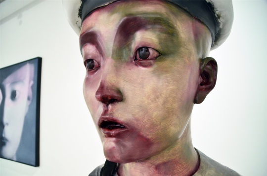 張曉剛作品《兒童水手》 彩繪銅

