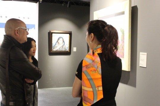 陳潔（中）與客人在預(yù)展現(xiàn)場

