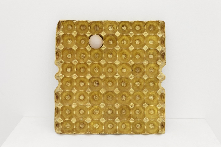《200克黃金 62克蛋白質(zhì)》 銅，黃金，雞蛋 37.7x39x3.7cm 2012 
