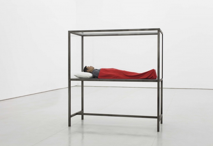 《我的夢想》155x46x23cm 仿真硅膠,玻璃鋼,衣服 2012
