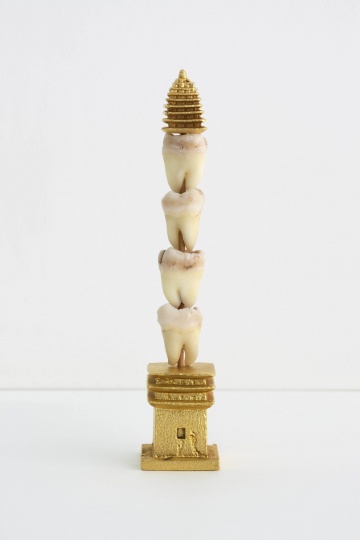 《智慧塔》 9x1.9x1.9cm 牙齒，99.9純金，銅，竹簽 2013
