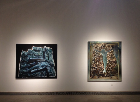 作品《山頂依然在那里之攀巖者的樂園》與《愿者上鉤的海市蜃樓》，都以木刻雕花的筆觸描述了紀念碑式形象的存在形態(tài)
