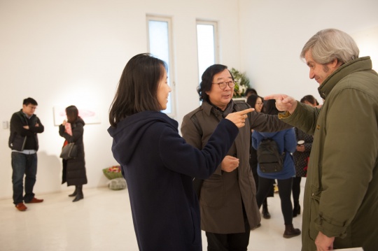 藝術(shù)家李婷婷、本次展覽策展人晉華以及出席嘉賓在現(xiàn)場交談勝歡
